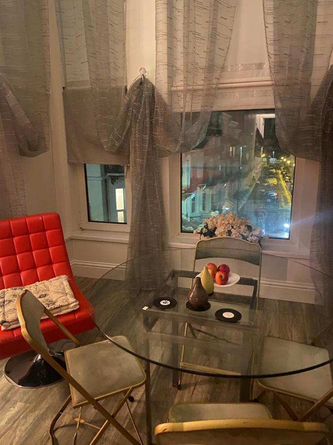 Sea View Juliette Apartment เฮสติงส์ ภายนอก รูปภาพ